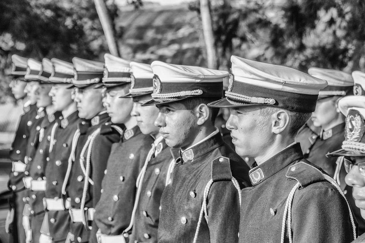 Молодёжь в военной форме на учениях