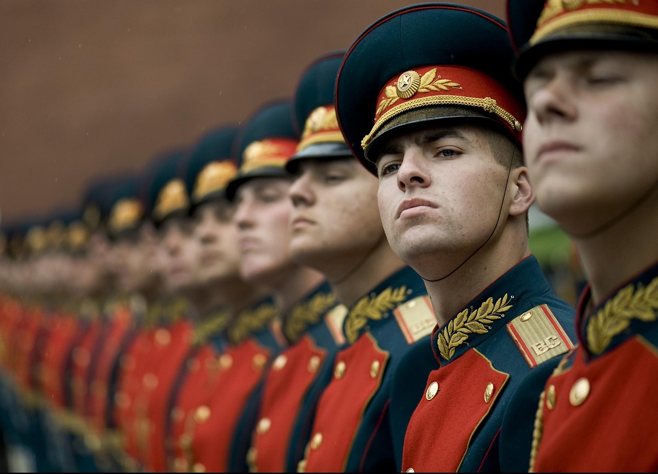 Мужчина в форме ДОСААФ