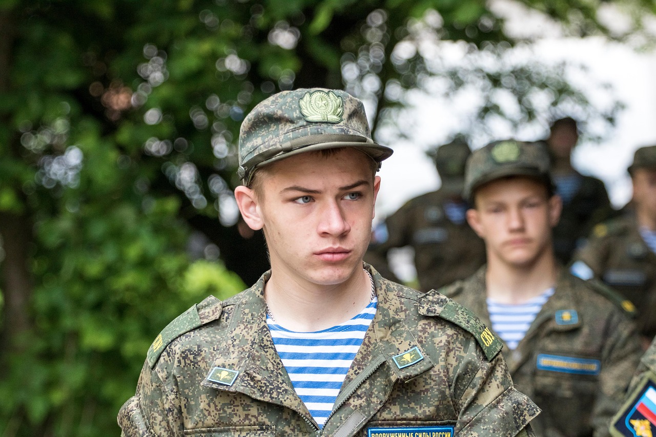 Молодой человек в военной форме с оружием
